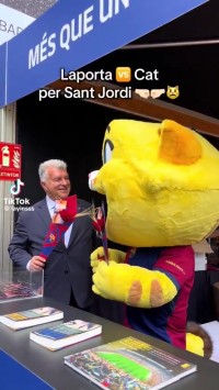 主席拉波尔塔参加巴萨主题书展，并与俱乐部吉祥物CAT嬉笑打闹