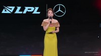 好漂亮呀！主持余霜身着中式旗袍 婀娜身姿真是韵味十足呢！