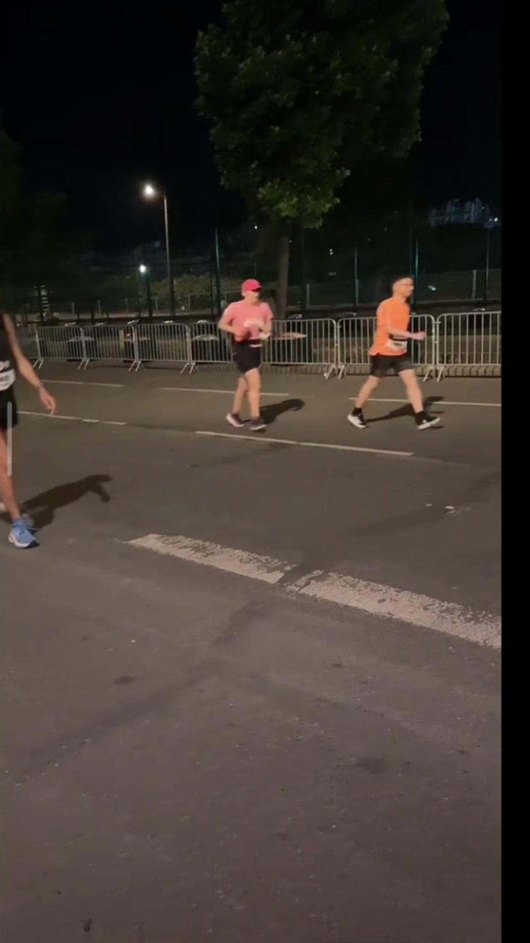 🤣抽象！网友直播Uzi全马挑战 从旁边经过竟不认识 奋起直追还追不上